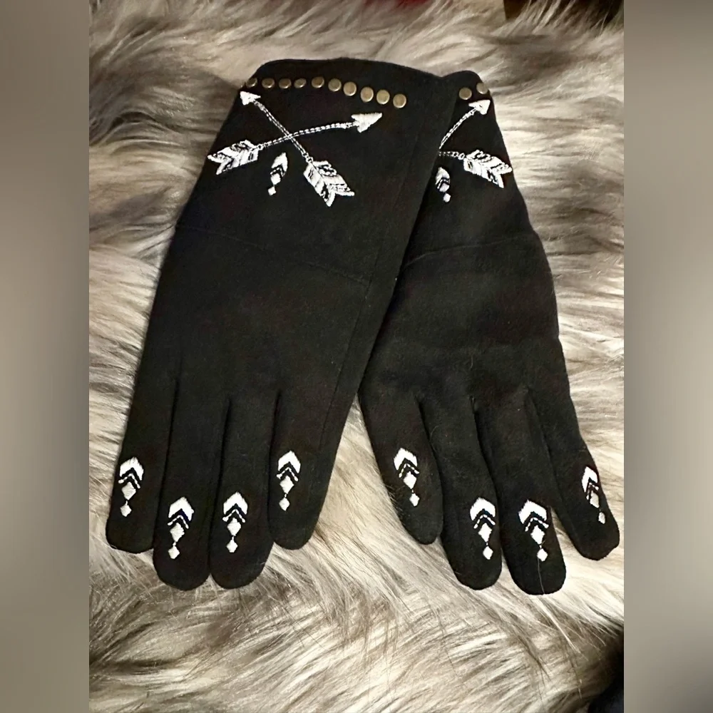 IDYLLWIND HALEY CROSS ARROW GLOVES Faux Suede Gloves w/ White Embroidered Arrows